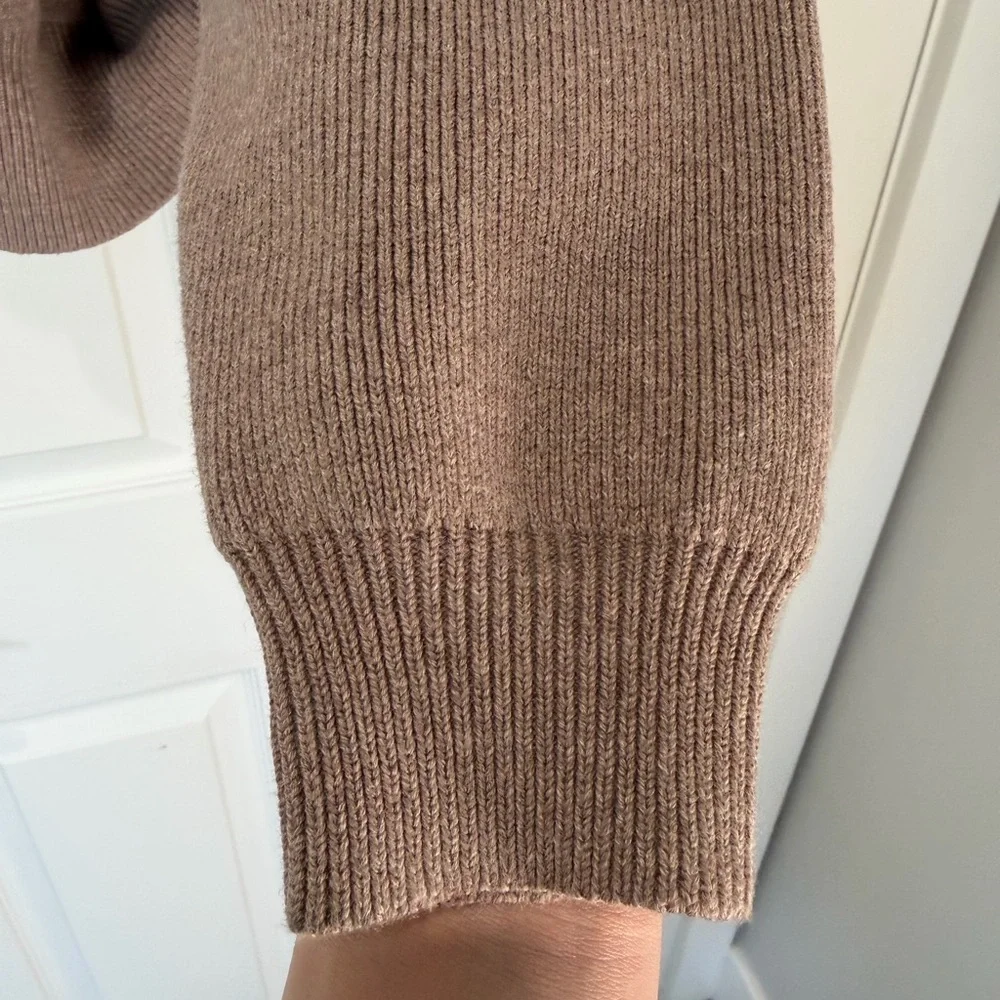 Auth. ✅ ALO Yoga Scholar Hooded Sweater in “Oatmeal Heather” Size Medium🤍🤎